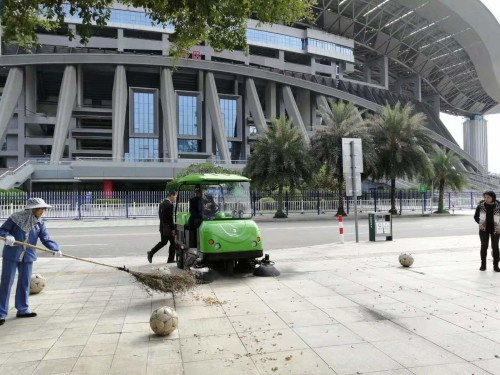 廣西體育中心用南寧掃地機(jī)清掃園區(qū)道路及廣場(chǎng)